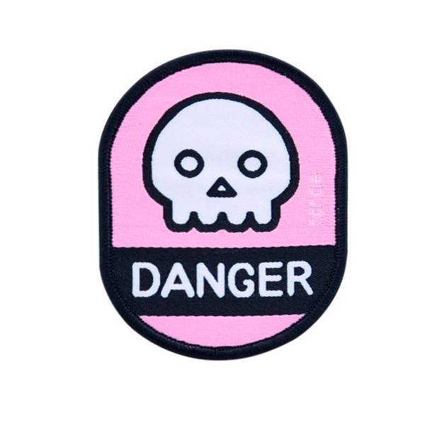 Rosa "danger" merke til båndet